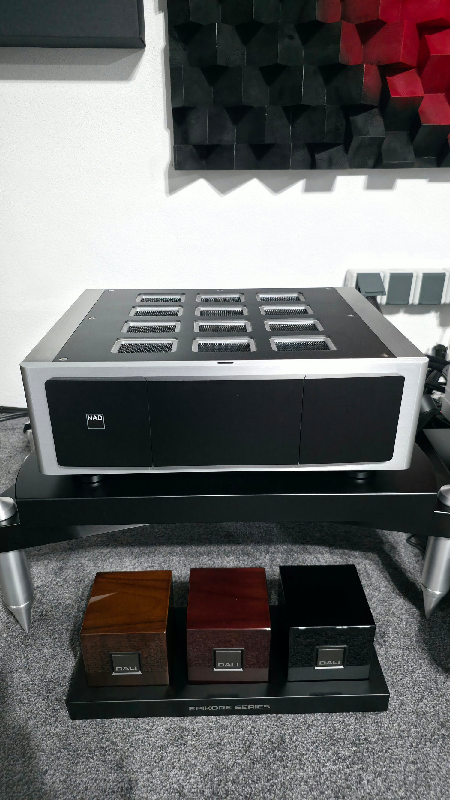 NAD Masters M28 – 7-Kanal High-End Referenz-Endstufe (Ausstellungsstück / Vorführware)